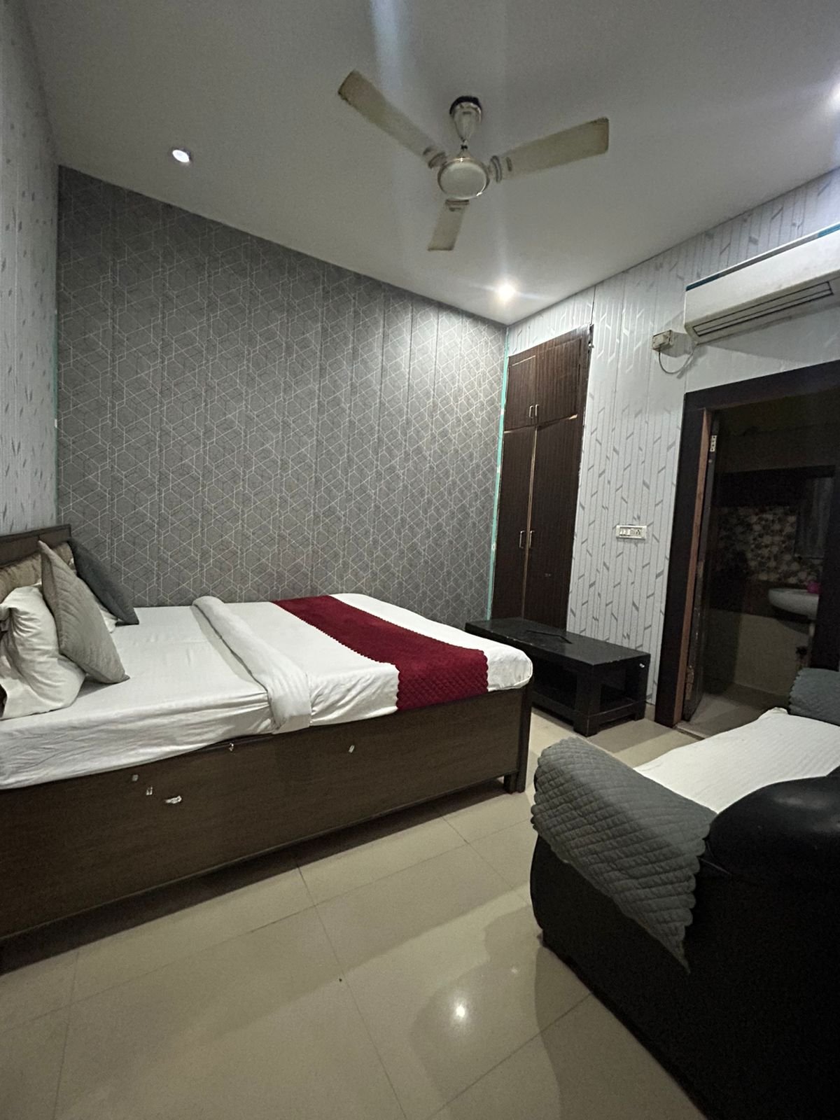 Roomshala Hotel Comfort Stay - Near Noida Sector 44, Chhalera